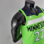 camiseta timberwolves verde diseño lateral negro y logo nba
