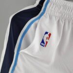 pantalon corto blanco memphis diseño lateral con franjas azul y celeste y logo nba