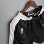 pantalon corto negro clippers diseño lateral blanco con franjas rojas y logo nba