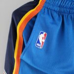 pantalon corto oklahoma city azul logo nba con lineas amarillas y naranjas y negro.