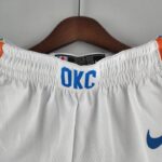 pantalon corto oklahoma city blanca cintura anterior con el logo okc