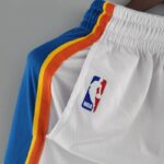 pantalon corto oklahoma city blanca logo nba y borde lateral