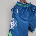 pantalon corto timberwolves celeste diseño lateral diseño del logo timberwolves con franjas negras