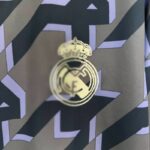 Camiseta de entrenamiento del Real Madrid diseño de logo