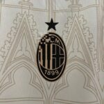 cuarta camiseta milan escudo