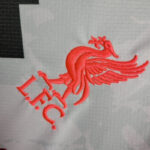 liverpool camiseta 2025 escudo