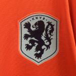 Camiseta-Eurocopa-2024-Holanda-primera-quipacion-escudo