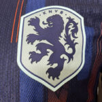Camiseta-Holanda-2024-Eurocopa-segunda-equipacion-escudo