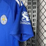 Camiseta-primera-equipacion-leicester-city-2024-2025-puño-izquierdo