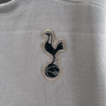 Camiseta-tercera-equipacion-tottenham-2024-2025-escudo