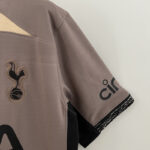 Camiseta-tercera-equipacion-tottenham-2024-2025-puño-izquierdo