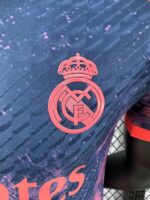 Camiseta-version-jugador-edicion-especial-Real-Madrid-2024-2025-escudo