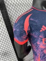 Camiseta-version-jugador-edicion-especial-Real-Madrid-2024-2025-puño-derecho