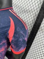 Camiseta-version-jugador-edicion-especial-Real-Madrid-2024-2025-puño-izquierdo