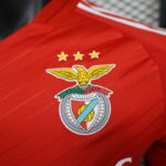 camiseta benfica 2025 escudo