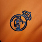 camiseta-real-madrid-naranja-escudo