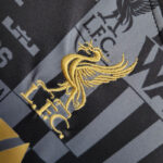 kit-liverpool-negra-escudo
