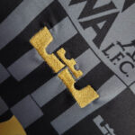 kit-liverpool-negra-logo