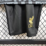 kit-liverpool-negra-pantalon-corto