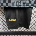 kit-liverpool-negra-patalon-corto