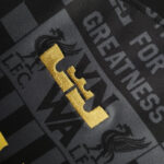 liverpool-camiseta-negra-corona