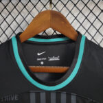 liverpool-camiseta-negra-cuello-redondo