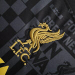 liverpool-camiseta-negra-escudo