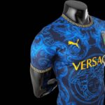 Camiseta-italia-version-jugador-versace-2022-2023-puño-derecho