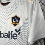 Camiseta-los-angeles-galaxy-primera-equipacion-2024-2025-escudo