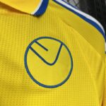 camiseta-leeds-united-segunda-equipacion-2024-2025-escudo
