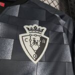 camiseta-osasuna-tercera-equipacion-2024-2025-escudo
