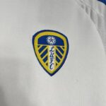 camiseta-primera-equipacion-leeds-united-2024-2025-escudo