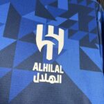 camiseta-al-hilal-primera-equipacion-2024-2025-escudo