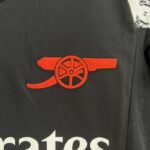 conjunto-niño-arsenal-segunda-equipacion-2024-2025-escudo