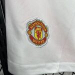 pantalon-corto-manchester-united-primera-equipacion-2024-2025-escudo