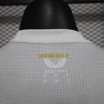 Camiseta Bayer Leverkusen primera visitante versión jugador 2025 cuello anterior