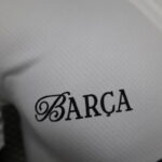 Camiseta FC Barcelona Lamine Yamal Edición Especial Blanca 2025 logo