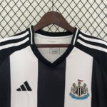 Camiseta Newcastle primera equipacion versión fan 2025 cuello