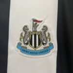 Camiseta Newcastle primera equipacion versión fan 2025 escudo.
