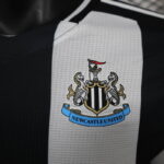 Camiseta Newcastle primera equipacion versión jugador 2025 escudo