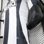 Camiseta Newcastle primera equipacion versión jugador 2025 lateral.