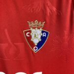 Camiseta Osasuna primera equipacion 2025 escudo