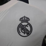 Camiseta Real Madrid edición especial versión jugador 2025 escudo