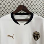 Camiseta Valencia primera equipacion versión fan 2025 cuello.