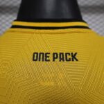 Camiseta Wolves Local versión jugador 2025 cuello anterior