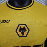 Camiseta Wolves Local versión jugador 2025 escudo