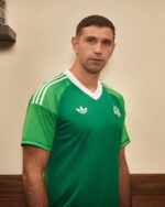 Camiseta-argentina-aniversario-estilo-retro-50-años-2024-2025-lateral