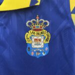 Conjunto Las Palmas segunda equipacion Niño kids 2025 escudo