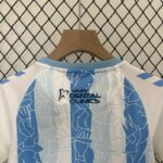 Conjunto Malaga primera equipacion Niño kids 2025 cuello anterior