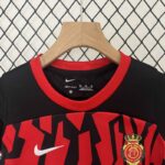 Conjunto Mallorca primera equipacion Niño kids 2025 cuello